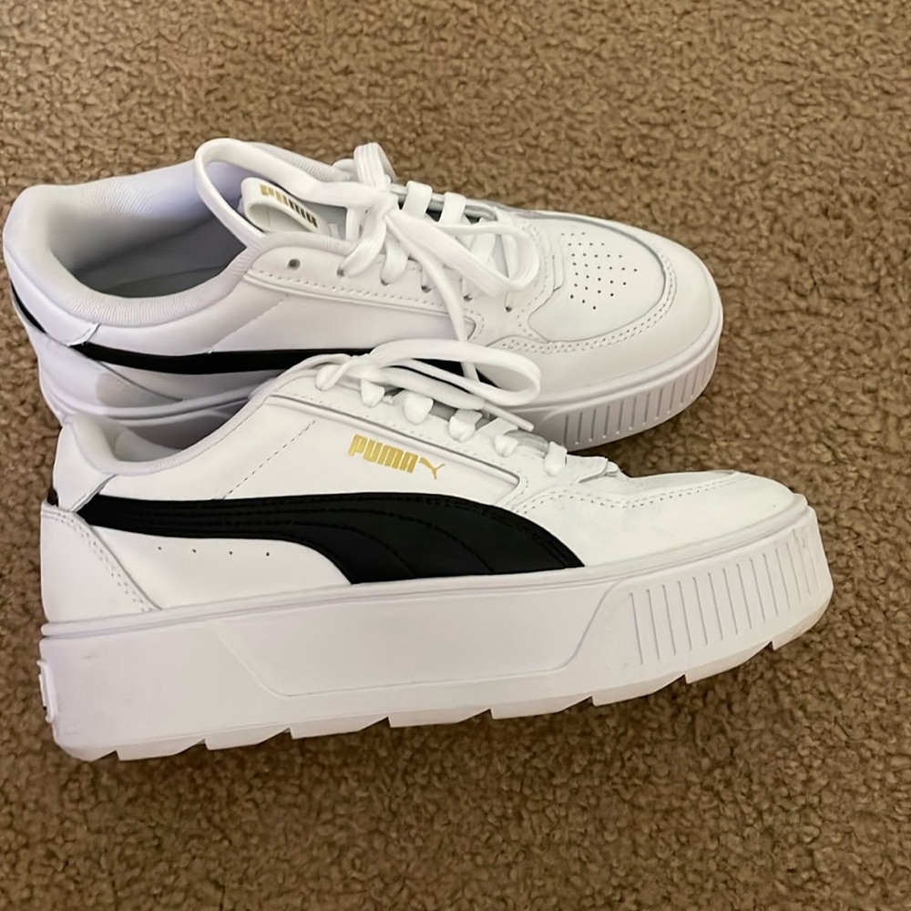 Puma sneakers in white with black line!